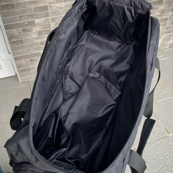 Чорна дорожня спортивна сумка з відділенням для взуття