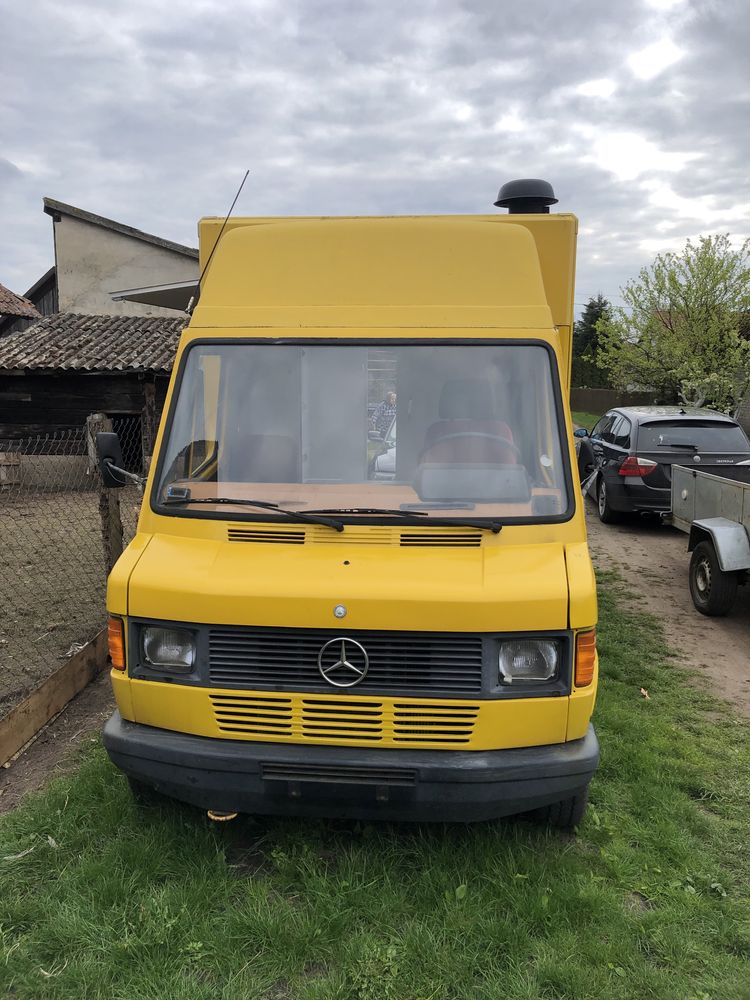 Mercedes kaczka food truck