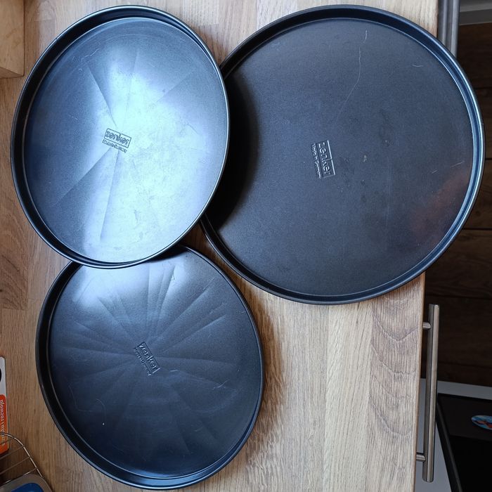 Zenker 3 blachy formy do pizzy na stojaku, pizza