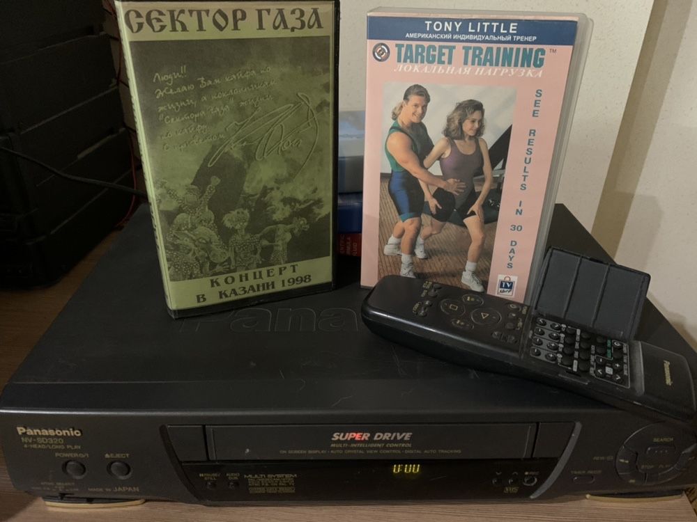 Видеомагнитофон панасоник , кассеты в подарок