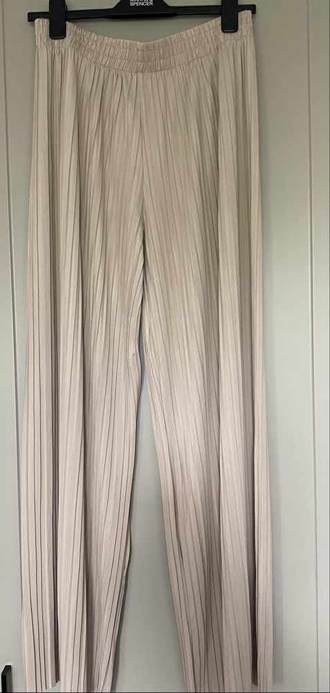 Nowe beżowe plisowane spodnie wide leg
