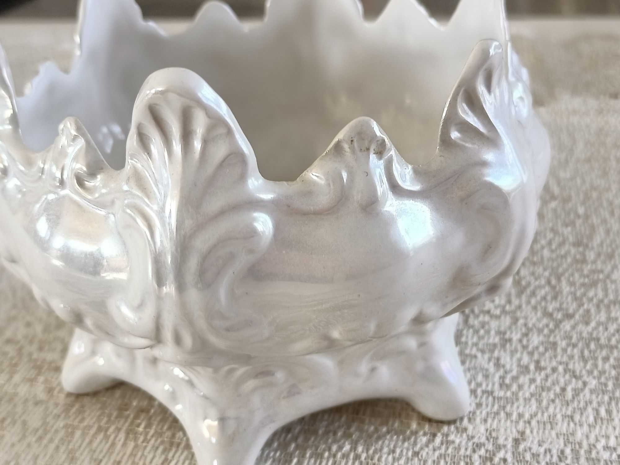 Ceramiczna ozdoba na nóżkach osłonka pojemnik góra w kształcie korony