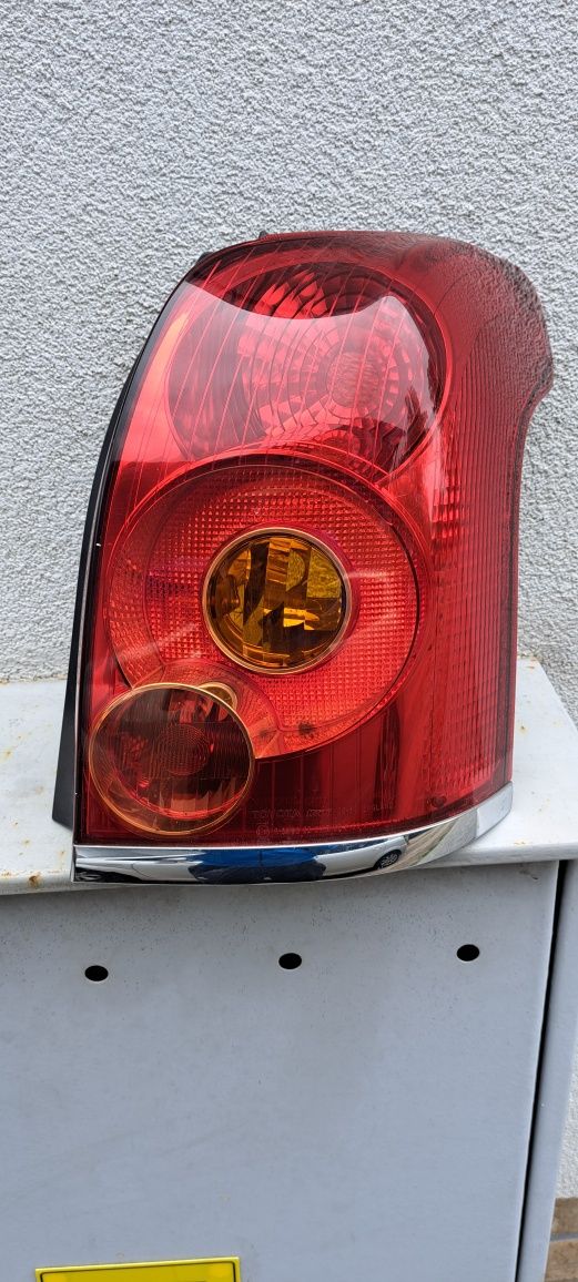 Lampa prawa tył toyota avensis ii t25 03- kombi wersja gb. wysyłka