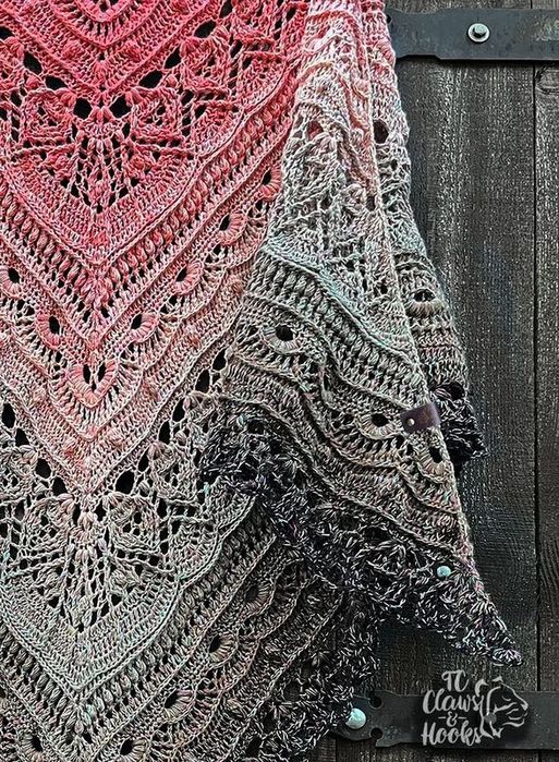 Szydełkowa chusta w czerni i ciepłych różach, boho, romantyczna