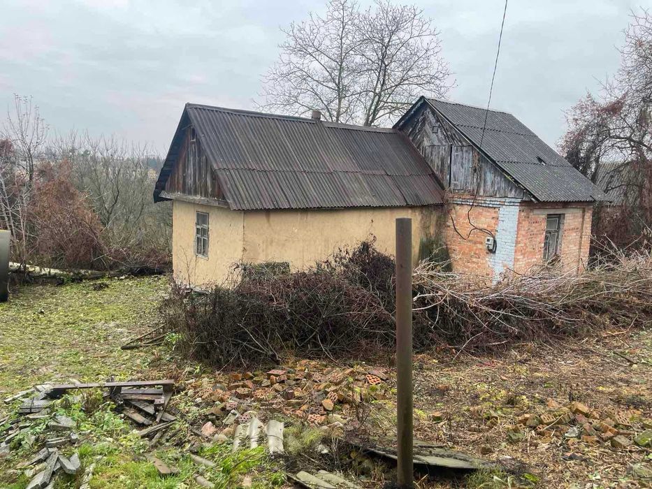 Земельна ділянка по вул. Свободи з будинком під реконструкцію