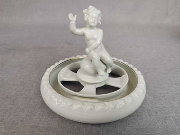 Porcelanowa figurka PUTTO 57