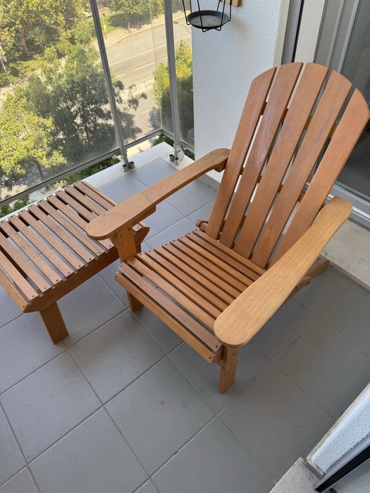 Cadeira espreguiçadeira para exterior com mesa de apoio/repousa pes