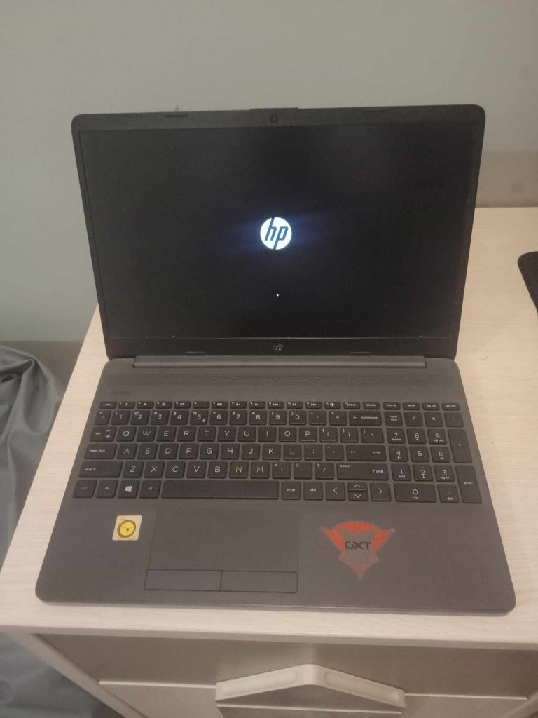 Laptop HP 255 g8