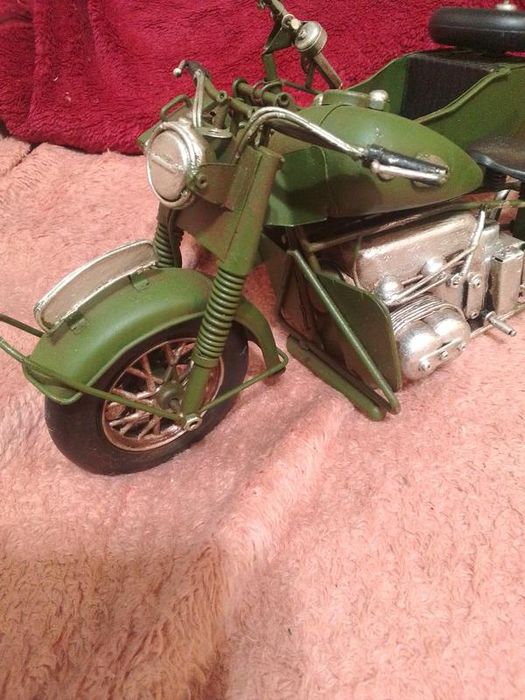 Два мотоцикла. Большие модели