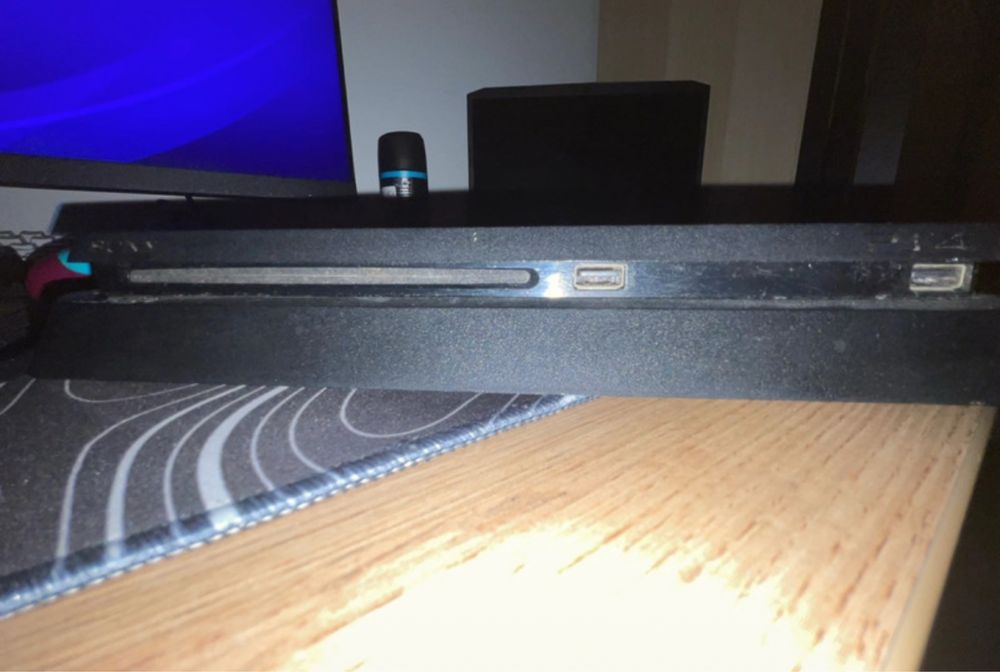 Konsola ps4.
