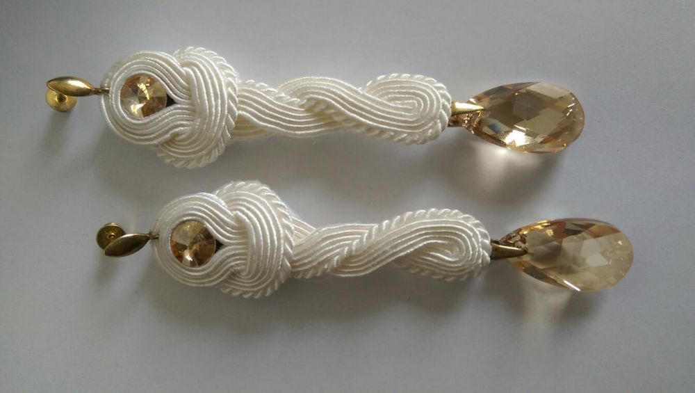 Kolczyki długie, białe, sutasz