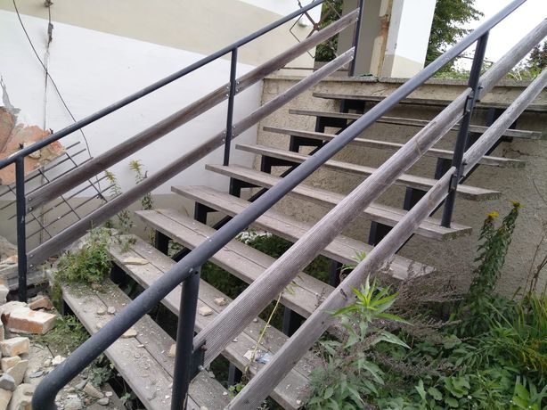 Drewniane  schody  z poręcza