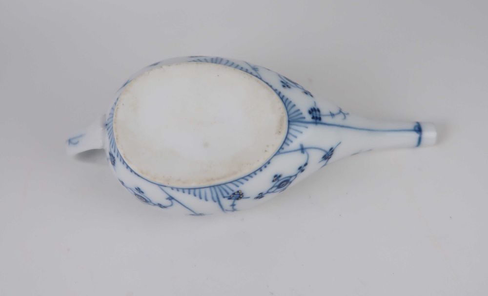 Antigo bule de acamados em porcelana