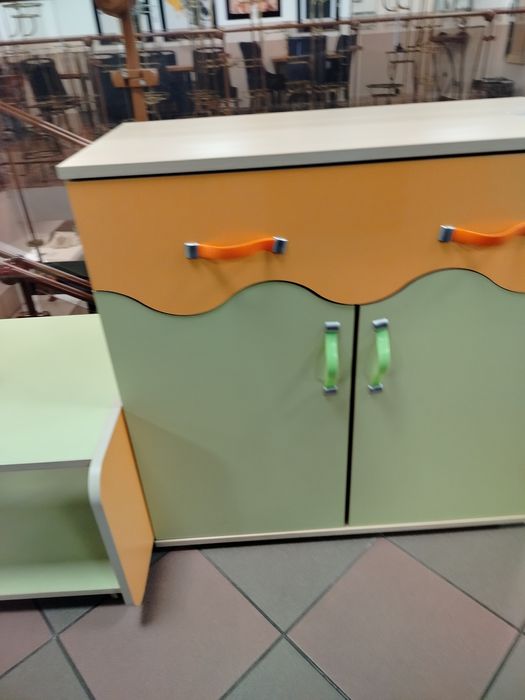 Szafka ze stolikiem na kółkach meble dziecięce Wajnert Elmo dla dzieck