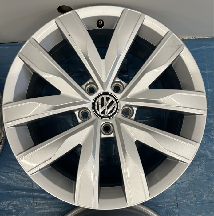 291 Felgi Aluminiowe Oryginał VW R 17 5x112 otwór 57,1 Bardzo Ładne