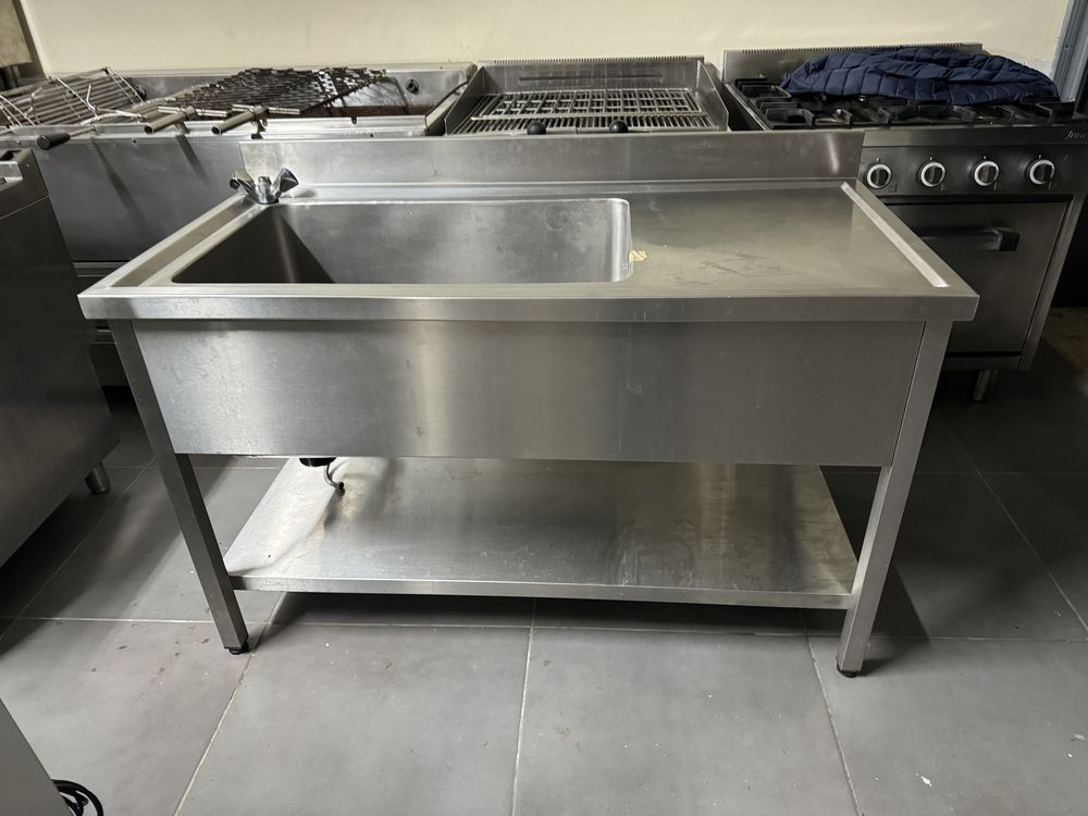 Bancada /escaparate em aço inox com pia e torneira