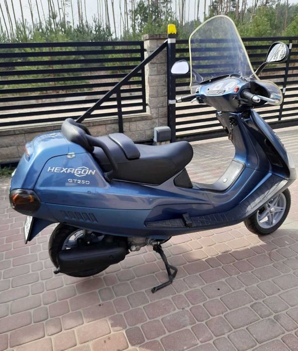 Piaggio Hexagon GT250 super stan