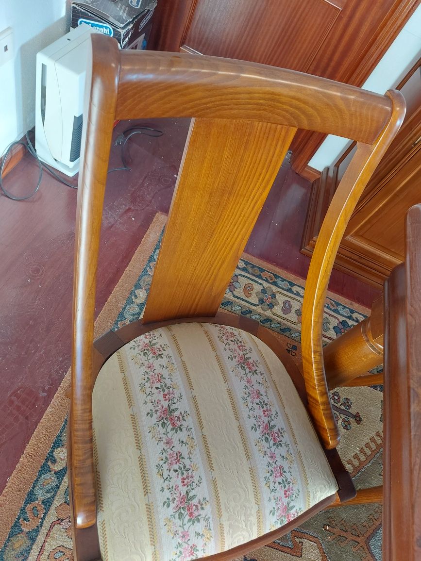 Mesa e 6 cadeiras.