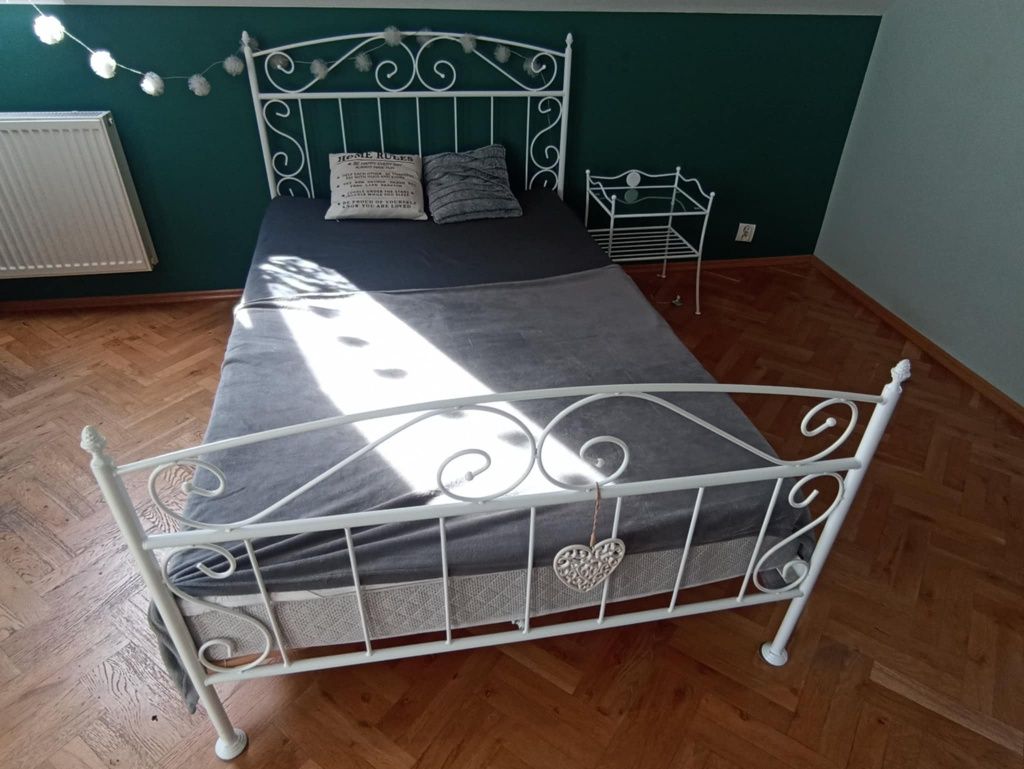Piękne łóżko że stolikiem nocnym metaloplastyka