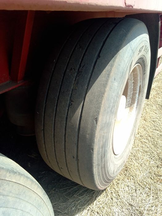 Напівпричіп зерновоз в доброму стані.