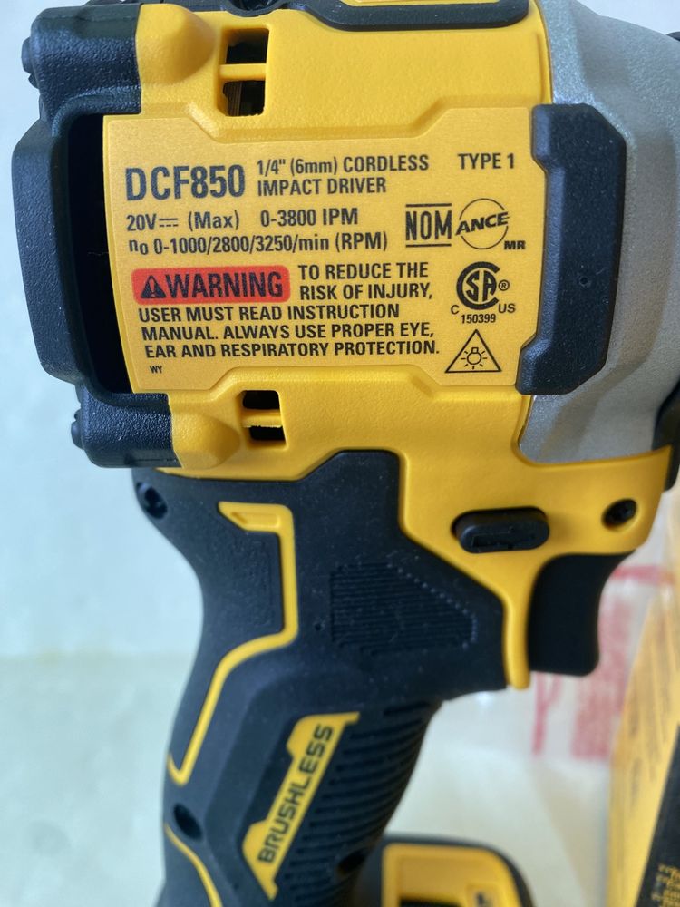 Ударний шуруповерт Dewalt dcf850