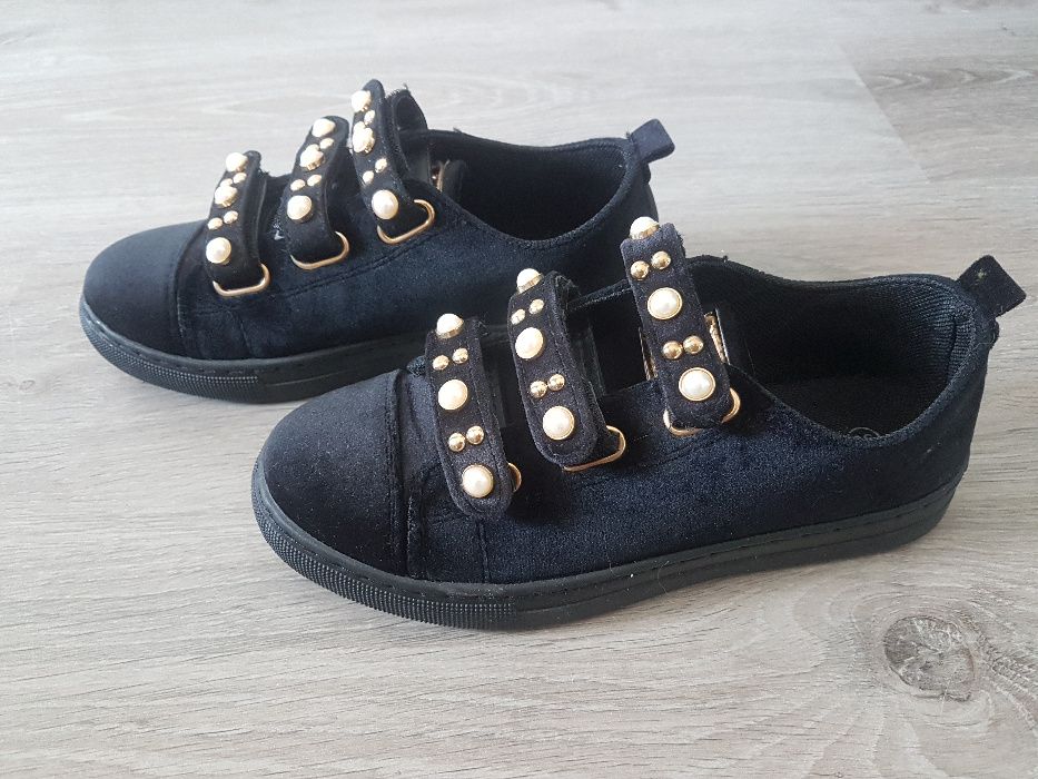 Ténis de veludo com pérolas, tam. 36