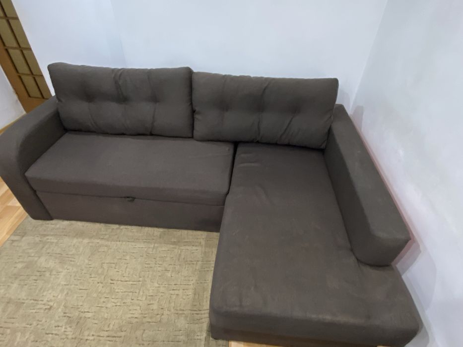 Кутовий диван з нішею для зберігання постільної білизни