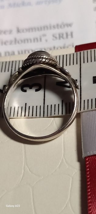 Damski pierścionek srebrny z onyxem.