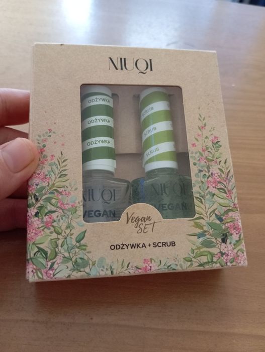 Lakiery : NiUQi odżywka +scrub