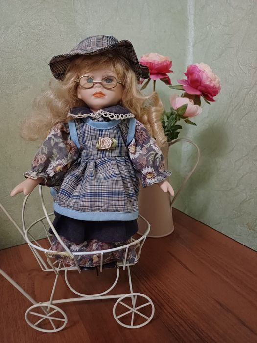 Фарфоровая красивая кукла