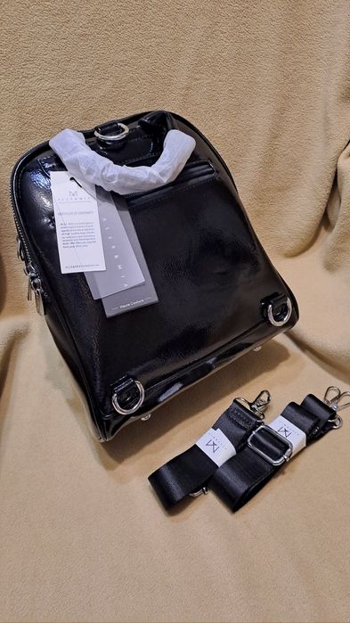 Стильний лаковий рюкзак