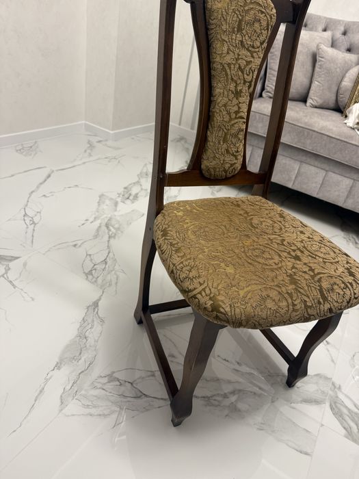 Стільчик деревяний коричневого кольору