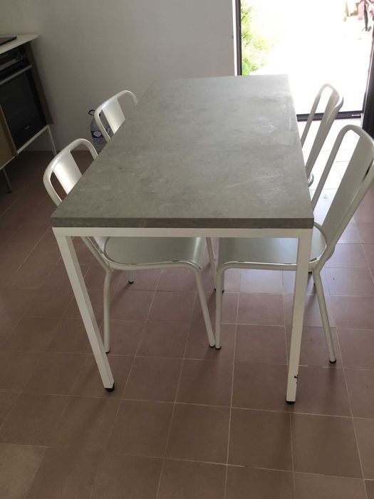 Mesa de jantar em metal e pedra natural