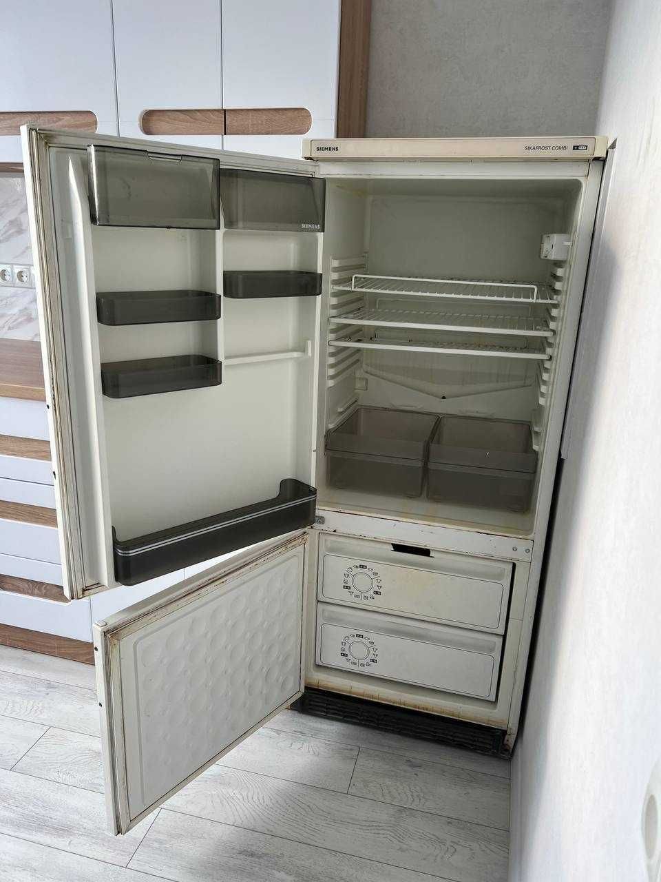 Холодильник Siemens в гарному, робочому стані