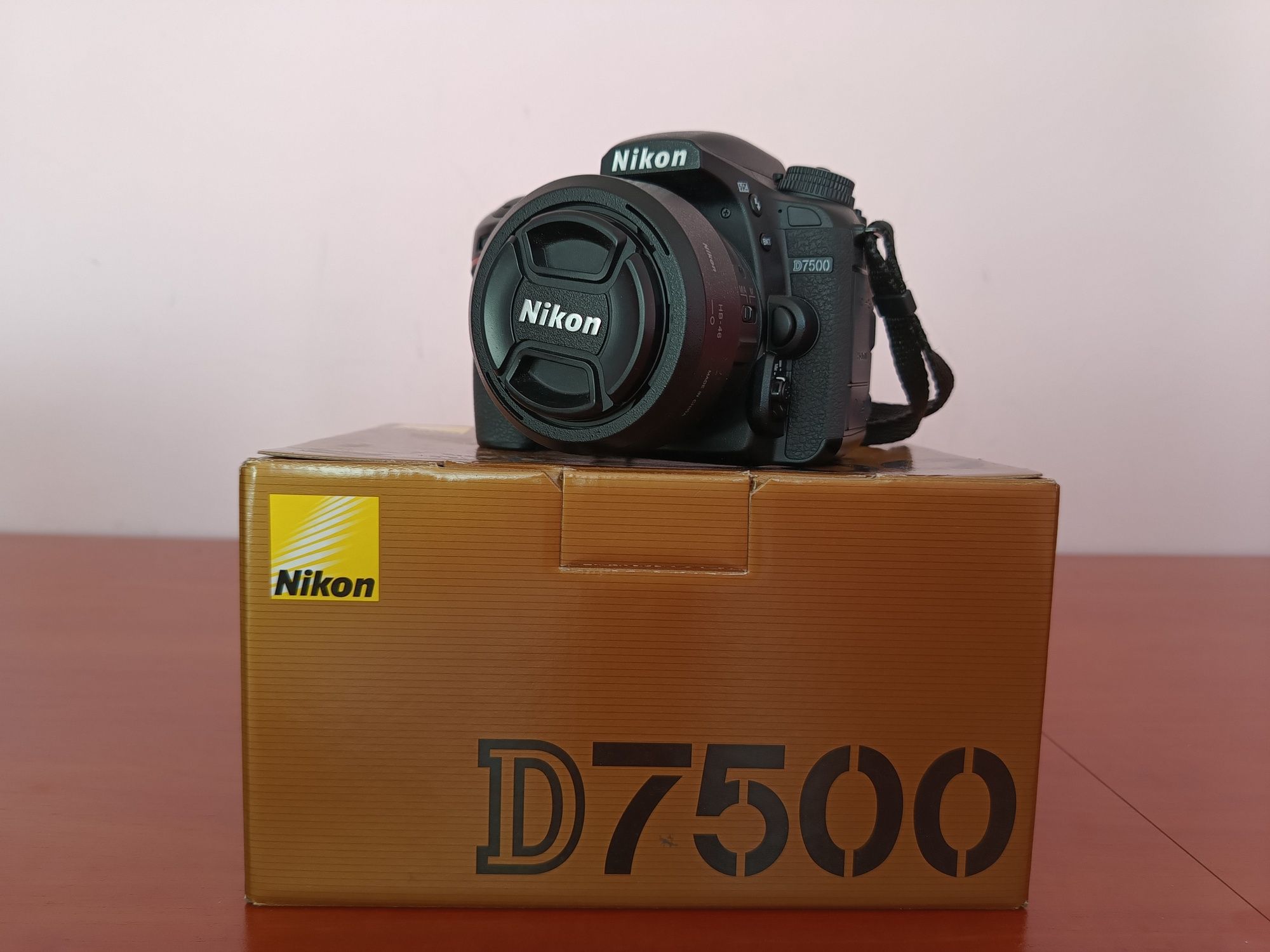 Aparat Nikon D 7500 z obiektywami