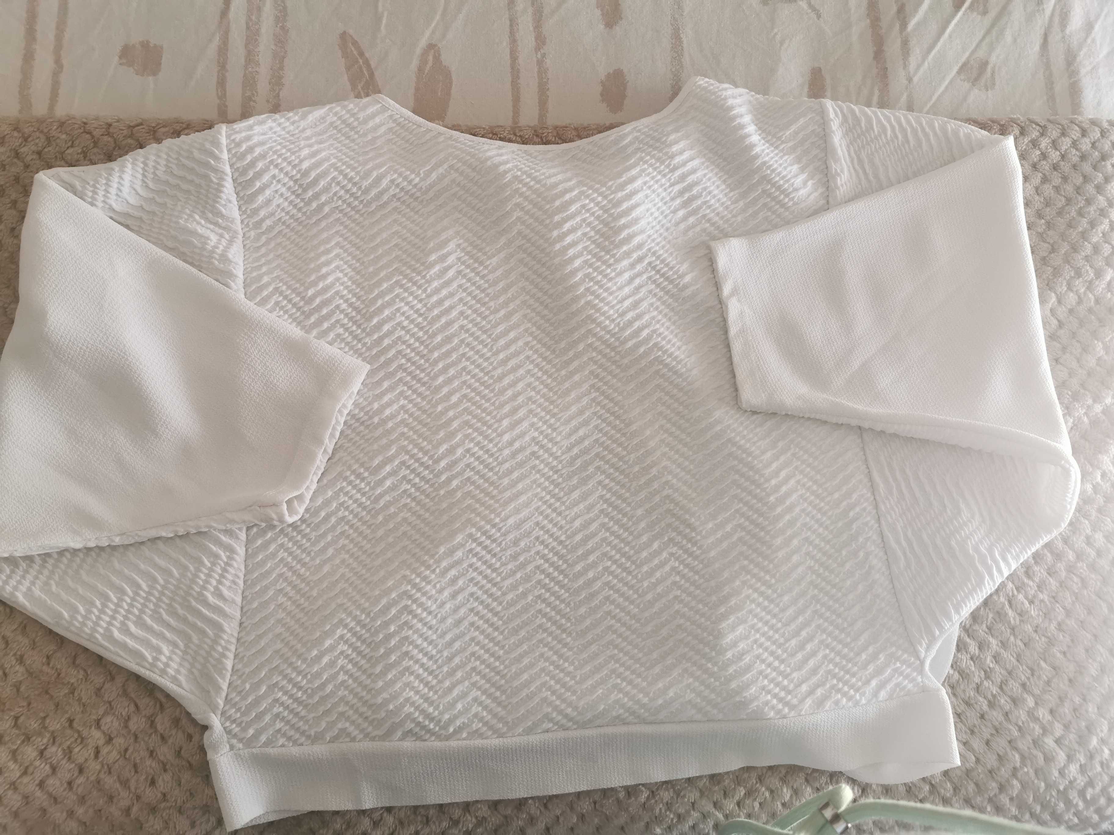 Blusa branca com efeito à frente e aberta um pouco a trás