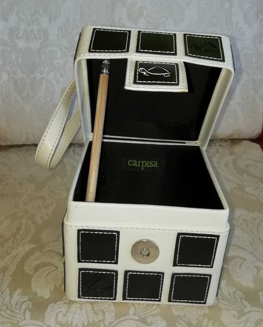 Bolsa marca Carpisa em forma de cubo, nova