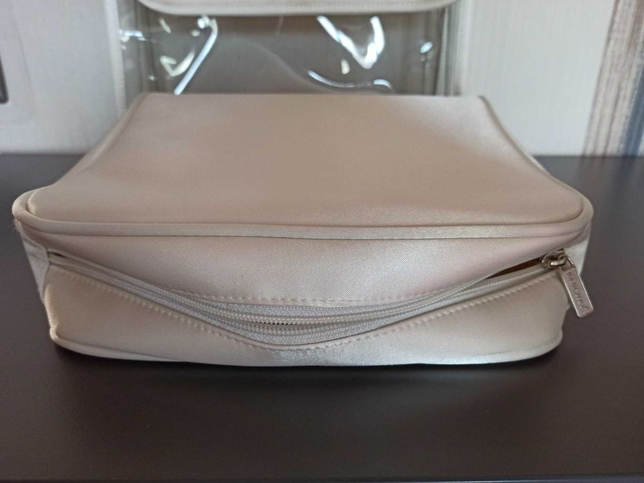 Torebka damska z kosmetyczką