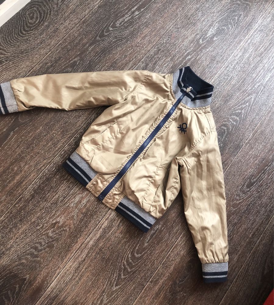 Куртка ,ветровка детская Beneton на 104-110 см