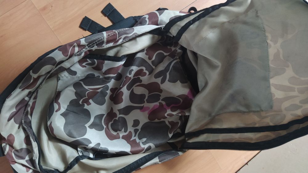 Mochila obey permite levar skate