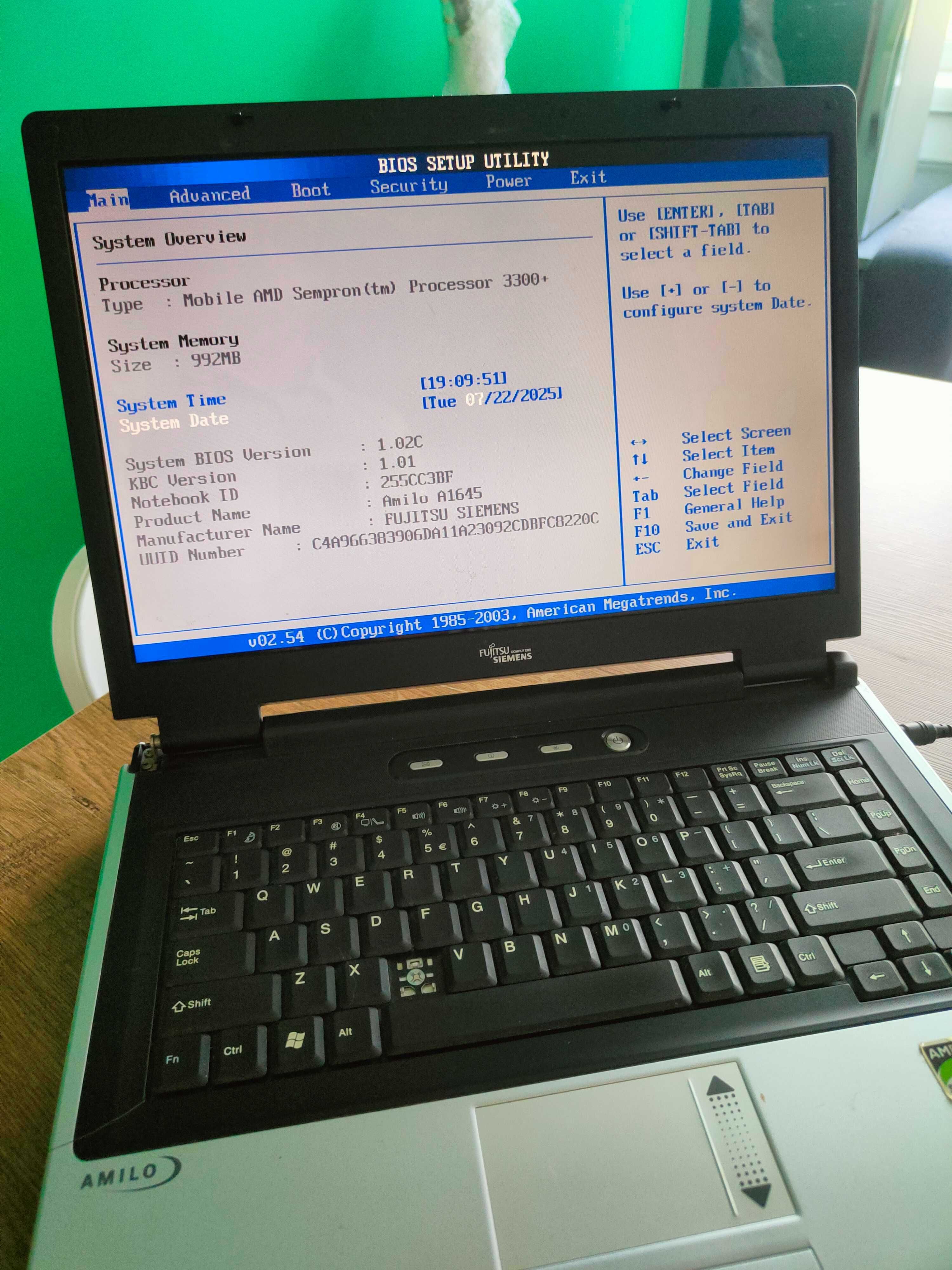 Laptop retro Fujitsu Siemens Amilo A1645 z Windows XP – sprawny!