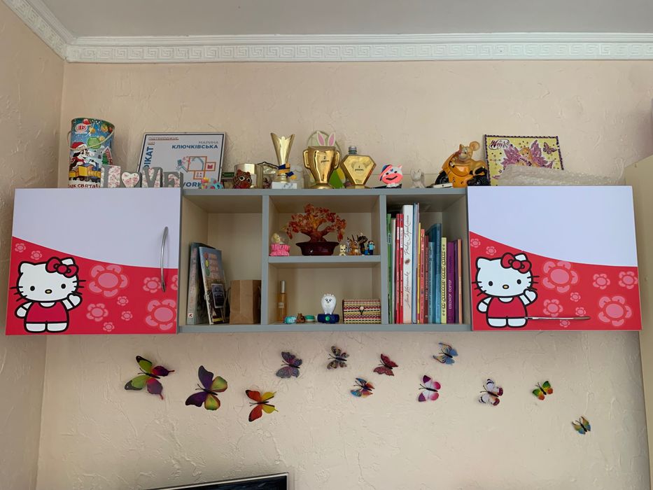 Крісло, стіл, шафа, поличка у кімнату дівчинки