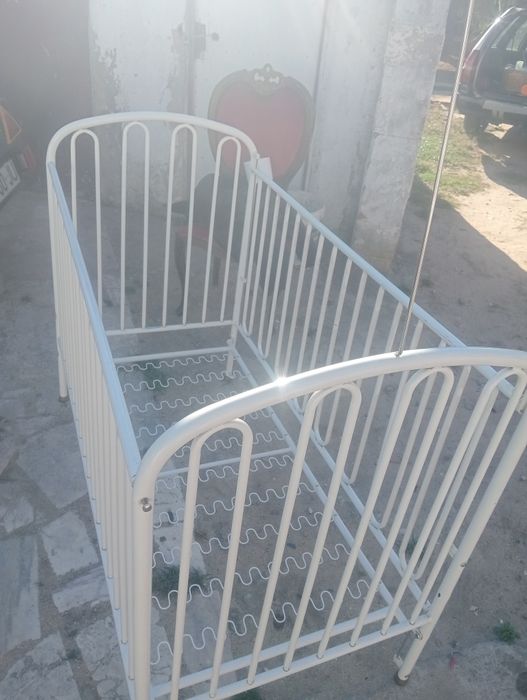 Vende se cama de bebé em bom estado de conservação com estrado