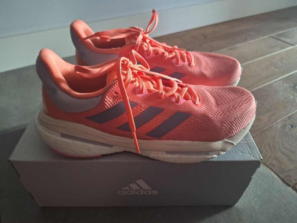 Buty do biegania marki Adidas, model SolarBoost W