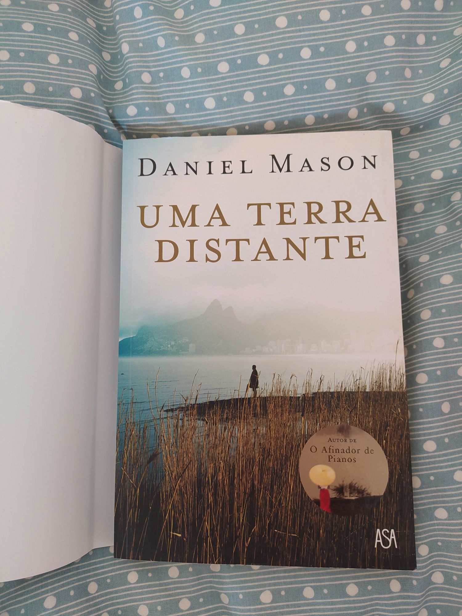 Livro "Uma Terra Distante", Daniel Mason