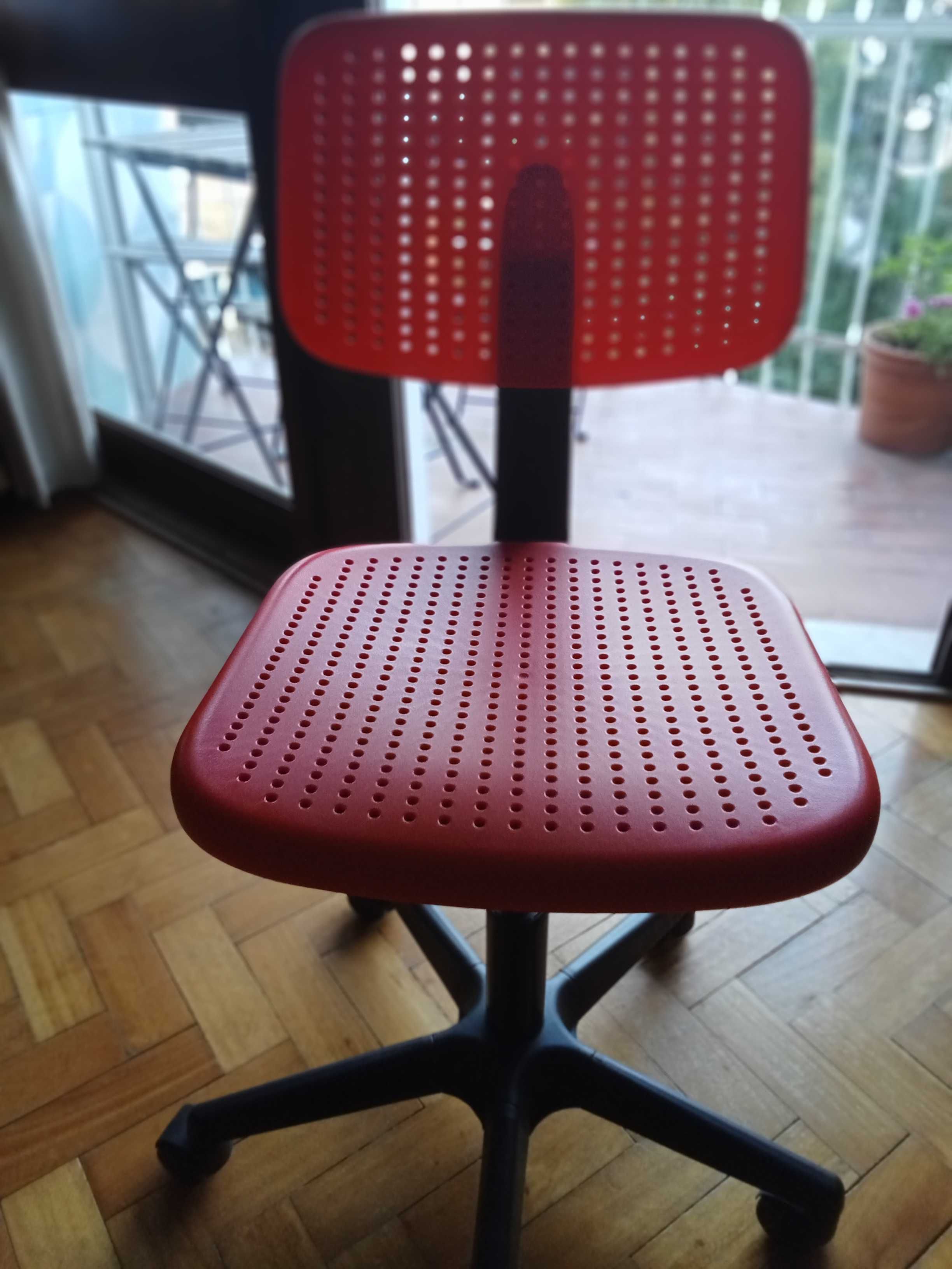 Cadeira giratória Ikea + resguardo cinza