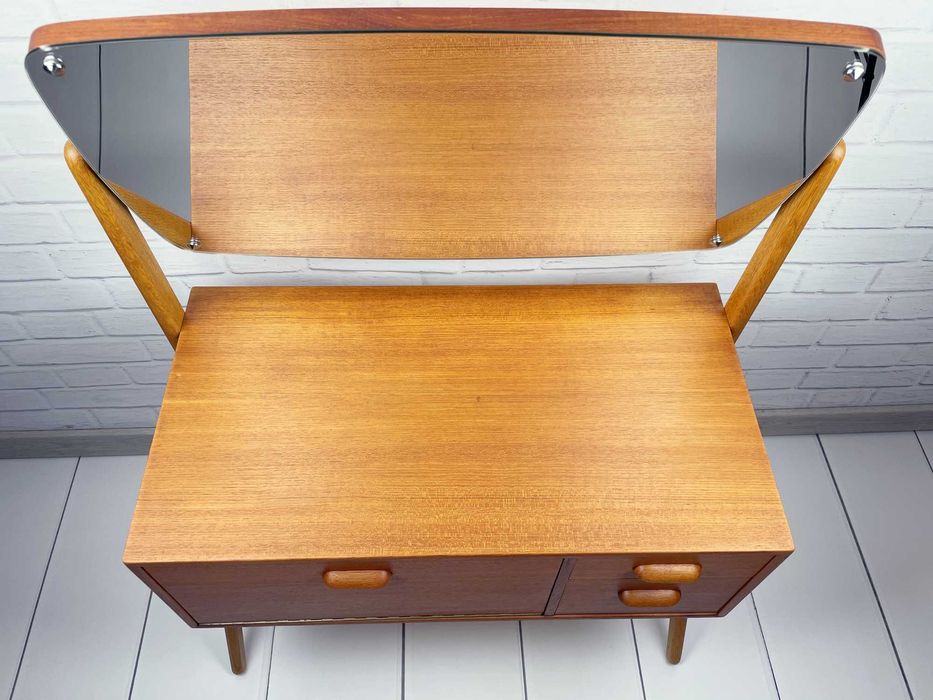 Piękna duńska toaletka z lat 60 – po renowacji, Mid-Century – komoda