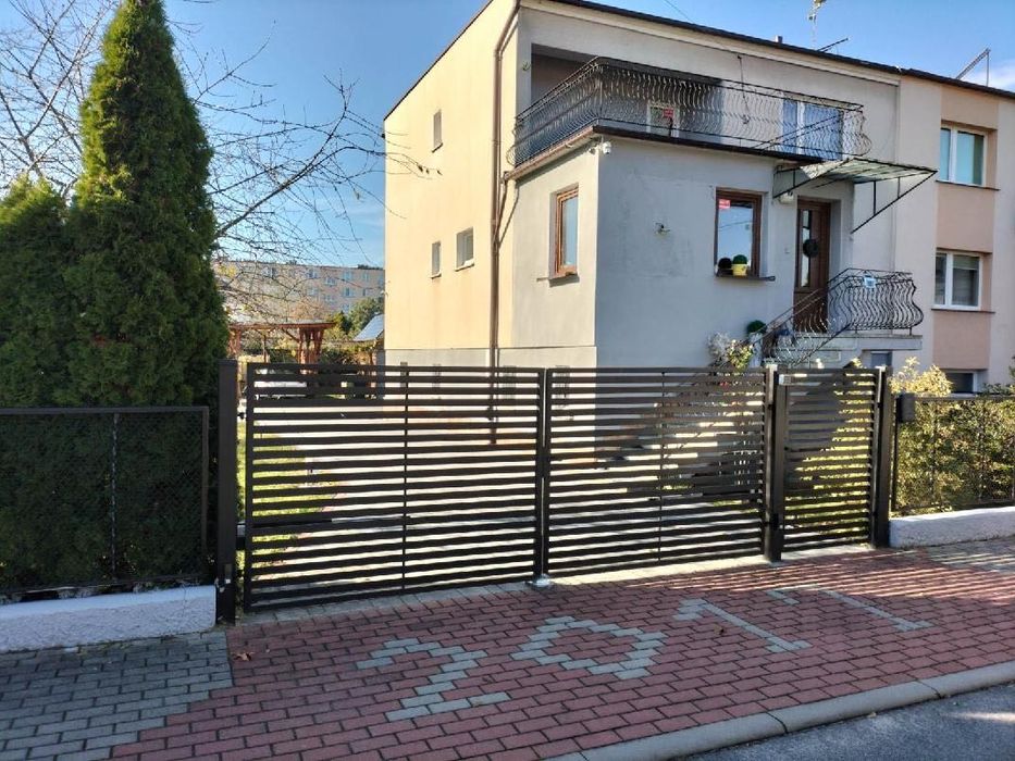 Budynek mieszkalny, piętrowy, bliźniaczy, z dwoma tarasami, garażem.