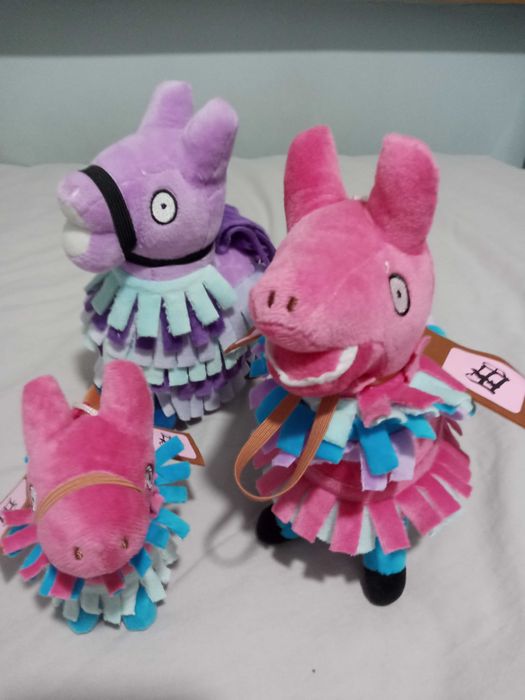 Trzy pluszowe maskotki kolorowe lamy