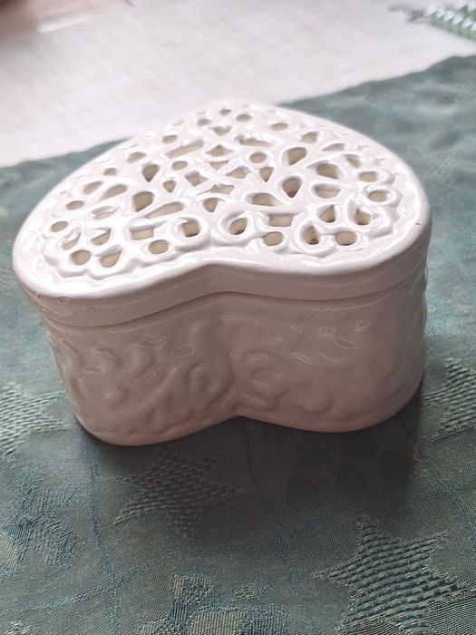 Продам дві  скриньки  для прикрас порце лянові